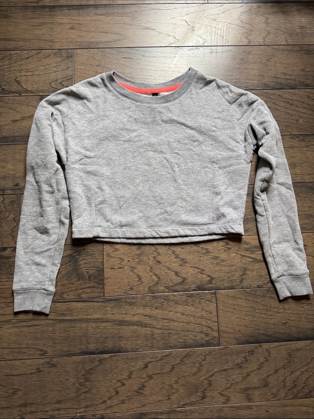 Cropped Grey Long-Sleeve Sweatshirt with Coral Trim